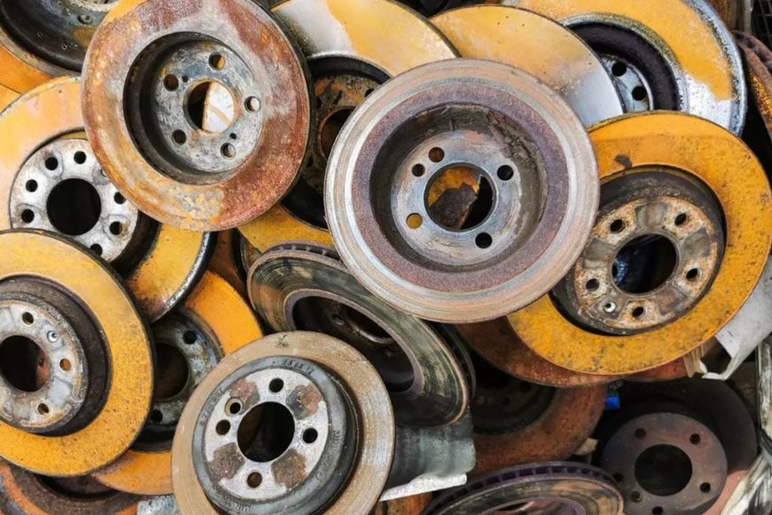 Ржавые выброшенные тормозные диски