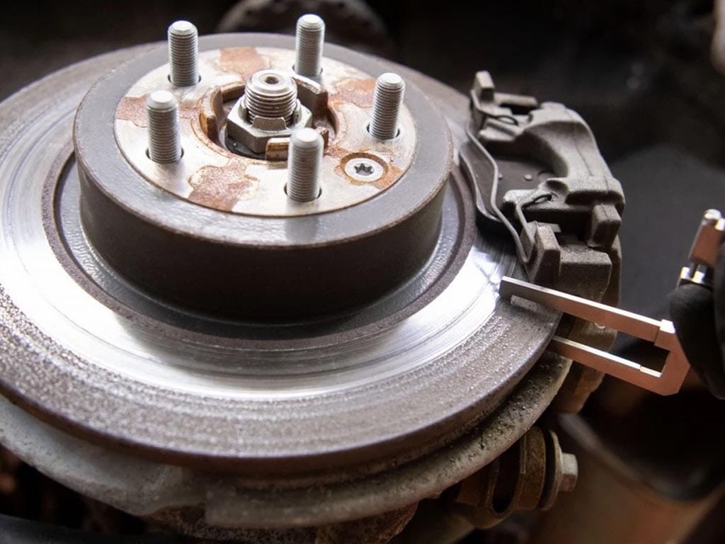 Измерение толщины тормозного диска до проточки