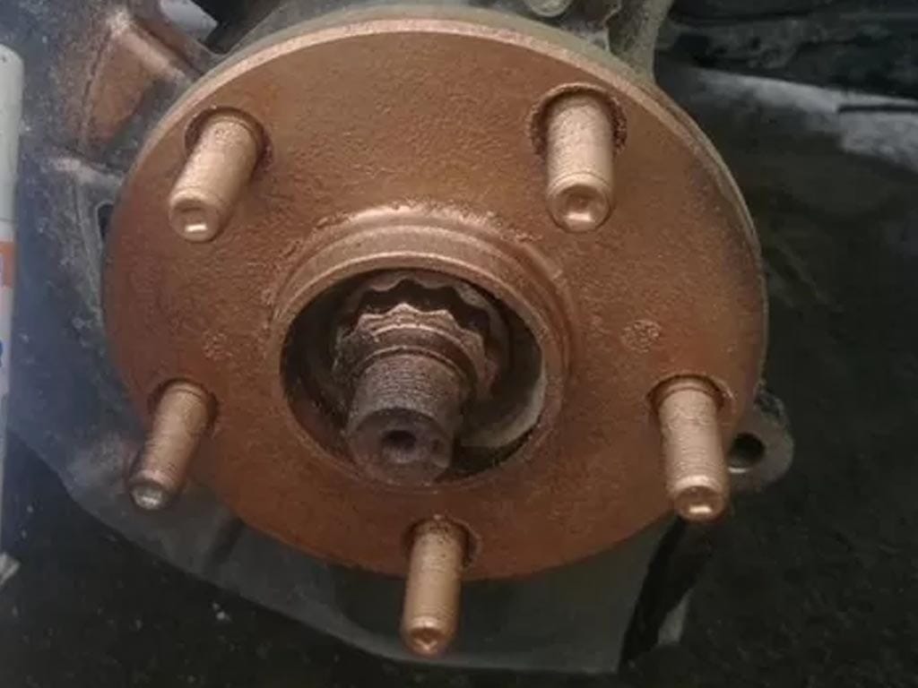 Обработка ступицы медной смазкой перед установкой тормозного диска