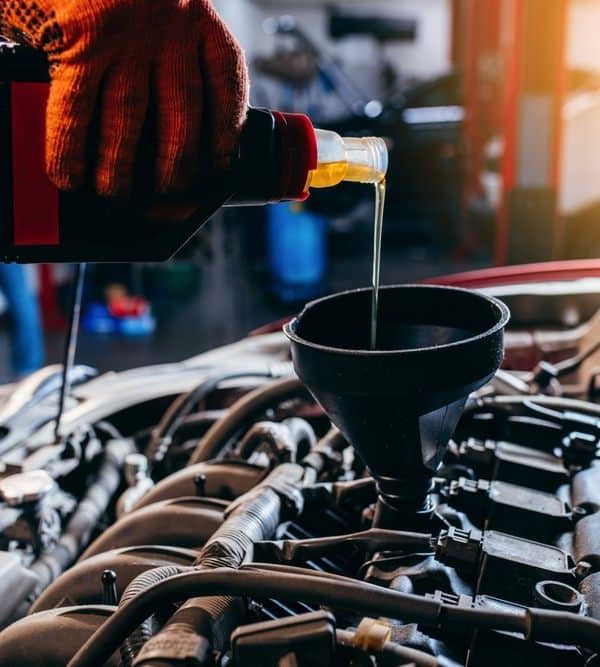 Close,Up,Hand,Of,Auto,Mechanic,Technician,Replacing,And,Pouring