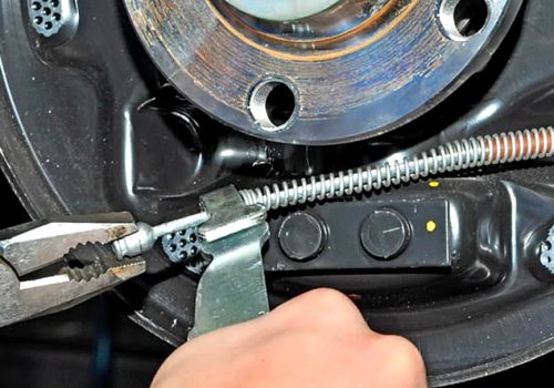 Снятие задних колодок